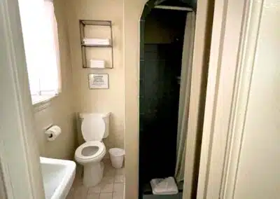 Sierra Pelona Motel - Bathroom 1