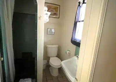 Sierra Pelona Motel - Bathroom 2