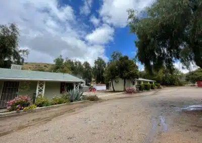 Sierra Pelona Motel - Outside 16