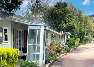 Sierra Pelona Motel - Outside 17 - Office
