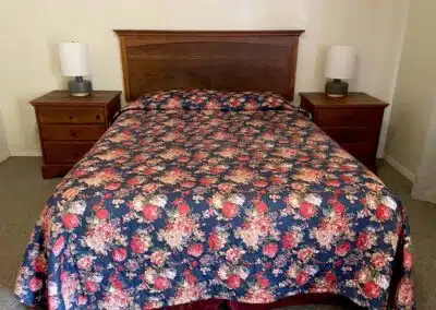 Sierra Pelona Motel - Queen Bed 1