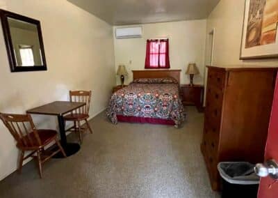 Sierra Pelona Motel - Queen Bed 3