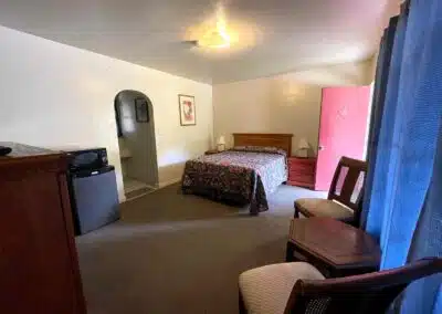 Sierra Pelona Motel - Queen Bed 4