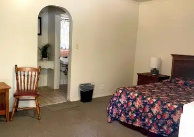 Sierra Pelona Motel - Queen Bed with Bathroom 1
